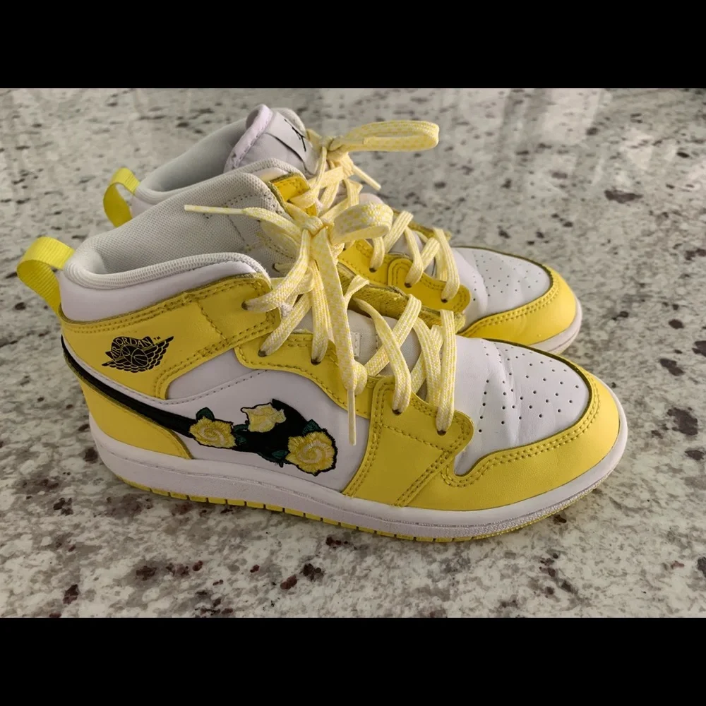 Nike‎ Air Jordan 1 Mid SE TD Rose Patch Dynamic Yellow Size 1 Authentic